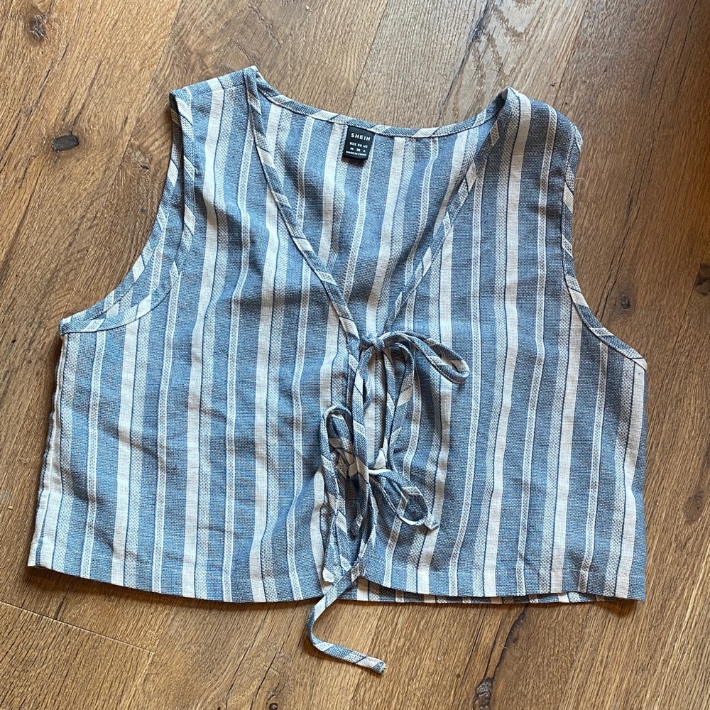 Striped front tie top